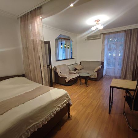 Apartments On Sayat-Nova 14 เยเรวาน ภายนอก รูปภาพ